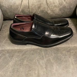 Black Freeman slip on dress shoes in excellent condition. 13W